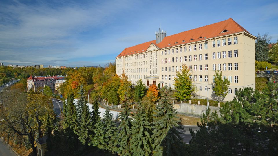 Budova obchodní akademie v Karlových Varech