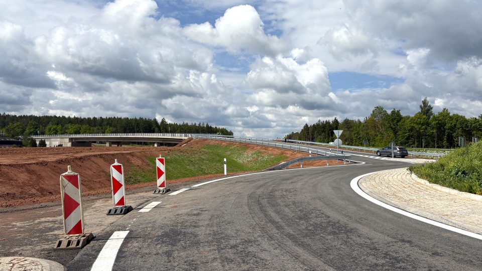 Kruhový objezd na silnici I/27