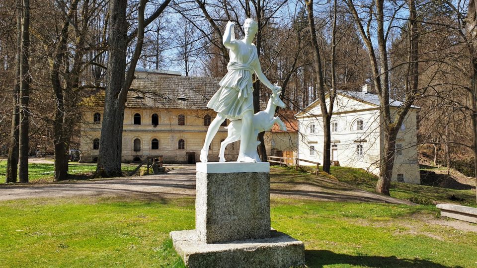 Socha bohyně lovu v areálu zámku Kynžvart