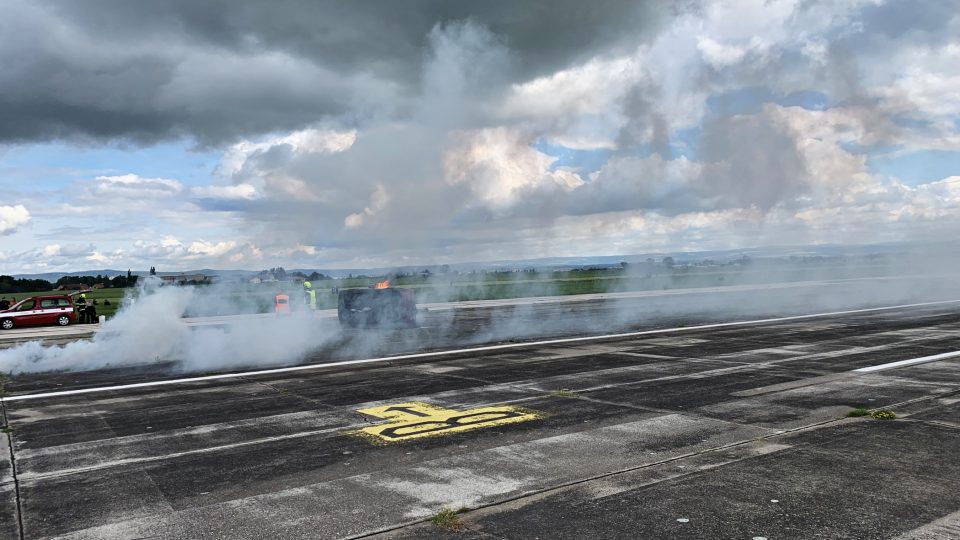 Záchranáři na letišti v Chebu simulovali nehodu malého letadla