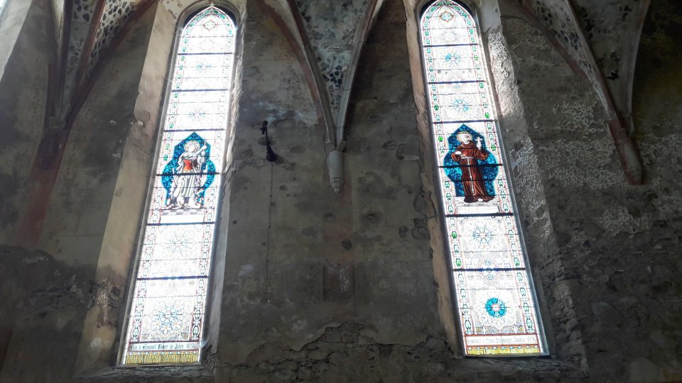 Vitrážová okna v kostele sv. Jiří v Horním Slavkově 