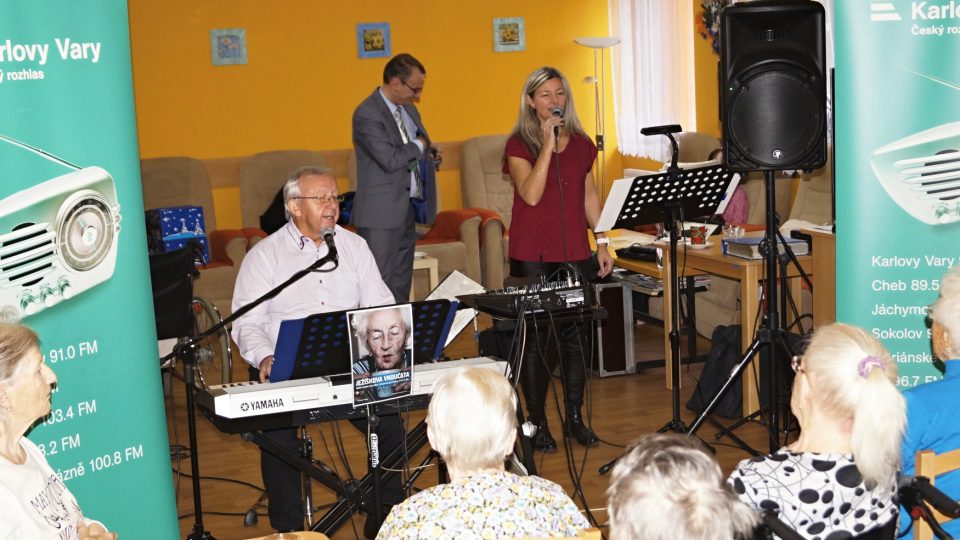 Seniorky si připomněli známé písničky s duem Václava Žákovce