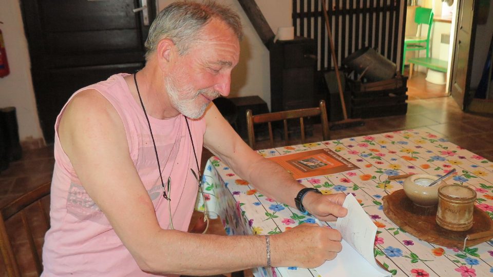 Jiří Nagy dokonce vydal malou knížku, ve které popisuje své příhody převozníka. Jmenuje se Pod listy akátu | foto: Martina Sihelská, Český rozhlas Jiří Nagy dokonce vydal malou knížku, ve které popisuje své příhody převozníka. Jmenuje se Pod listy akátu