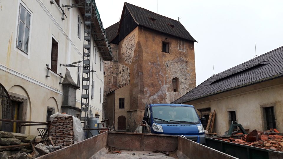 Rekonstrukce Pluhovských domů v Bečově nad Teplou bude pokračovat i v zimních měsících