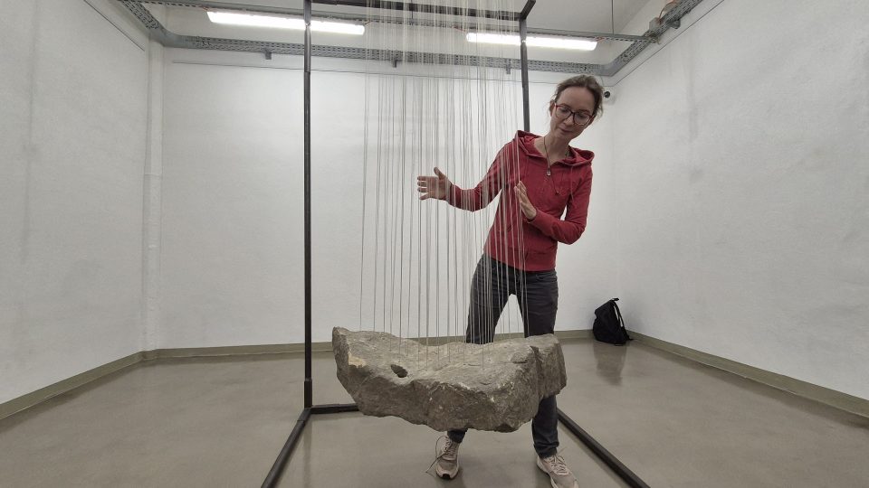 Lucie Nováčková je autorkou instalace Závaží | foto: Josef Šorfa, Český rozhlas Lucie Nováčková je autorkou instalace Závaží