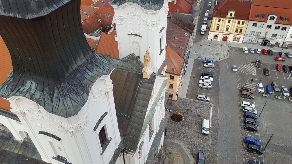 Pohled na sousední kostel a část náměstí