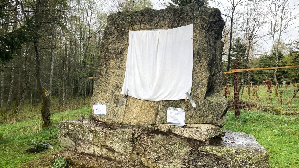 Pamětní deska se po 30 letech znovu vrátila poblíž krušnohorské obce Kovářská