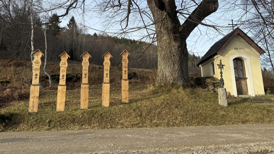 Kaplička a úmrlčí prkna - jediné, co připomíná lidské bytí na Zadních Paštích | foto: Jan Dvořák Kaplička a úmrlčí prkna - jediné, co připomíná lidské bytí na Zadních Paštích