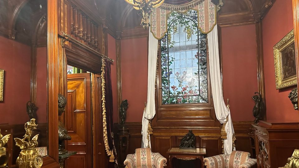 Salón Císařské koupelny zdobí hedvábné tapety, mahagonové dřevo a luxusní nábytek s brokátovým potahem