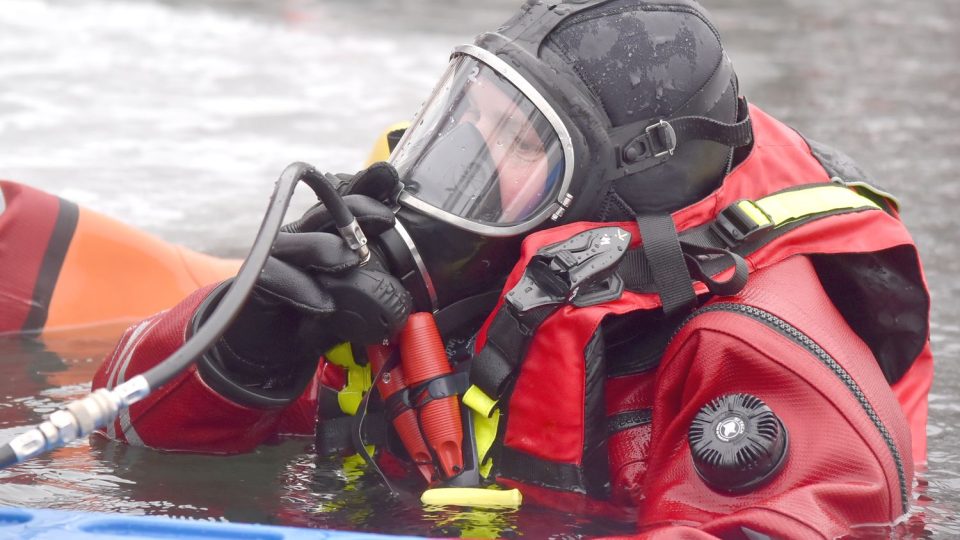 Pro pátrání po osobách pod ledem využívají hasiči dýchací přístroje