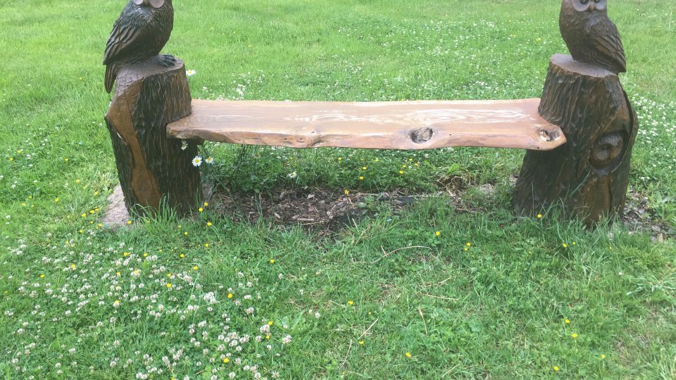 Originální dřevěné lavičky v Perninku