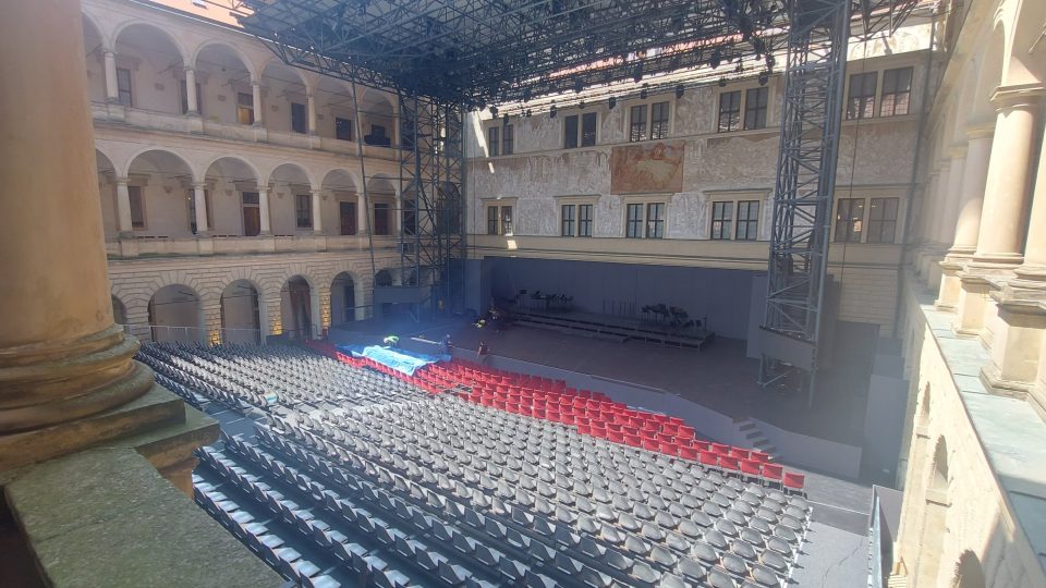 Během festivalu Smetanova Litomyšl druhé zámecké nádvoří slouží jako sál, dominantou je sgrafito s vyobrazením bitvy u Miluvijského mostu