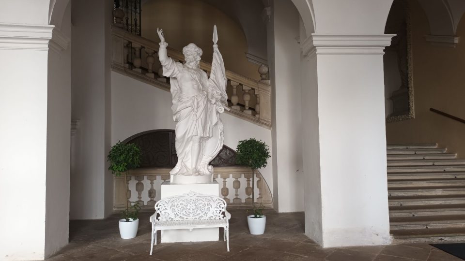 Vstup do zámku střeží socha