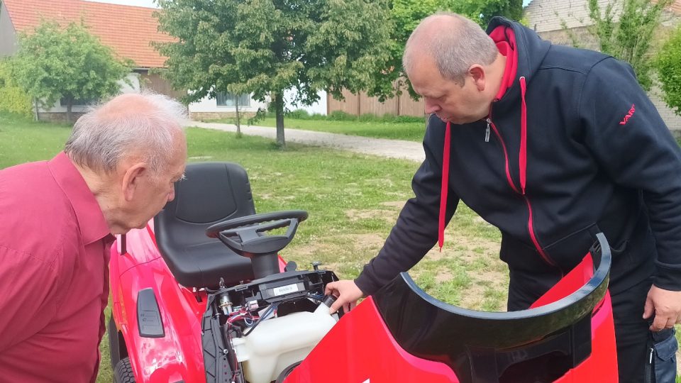 Josef Beníček dostává instruktáž od Radima Staňka, zástupce firmy Vari