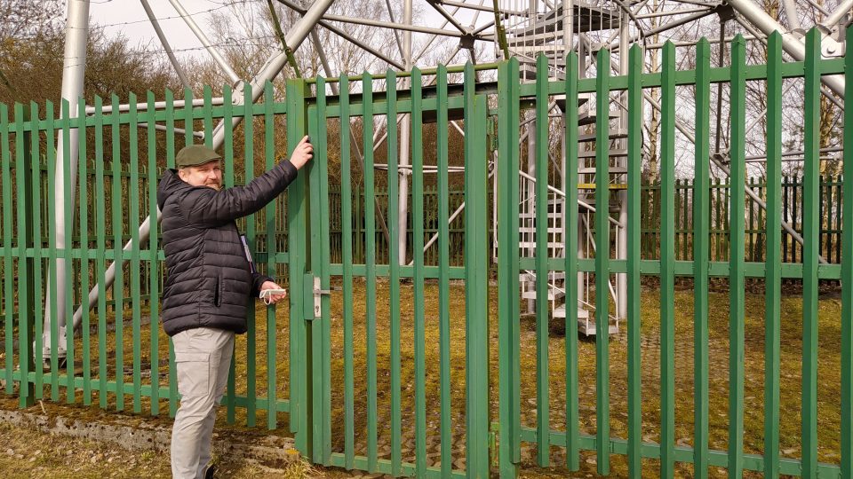 Václav Pinta ukazuje dětskou pojistku