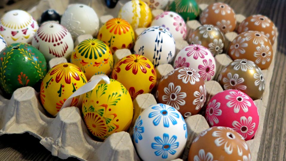 Nejčastěji se malují slepičí vajíčka, ale kraslice lze udělat i z vajec kachních, husích, holubích či křepelčích...