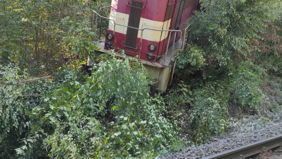 U Chebu vykolejila lokomotiva a skončila mimo trať