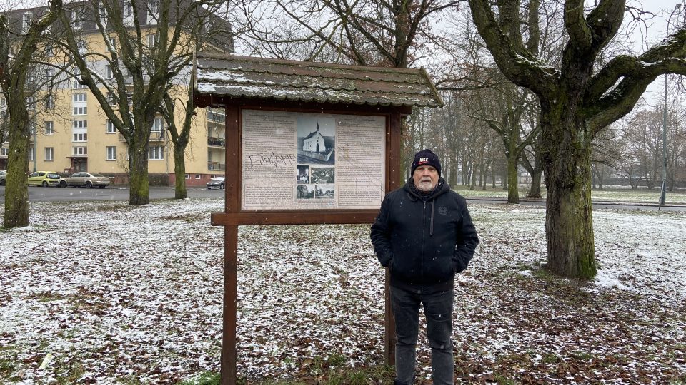 Historik Jindřich Nový stojí na místě bývalé tuhnické kaple