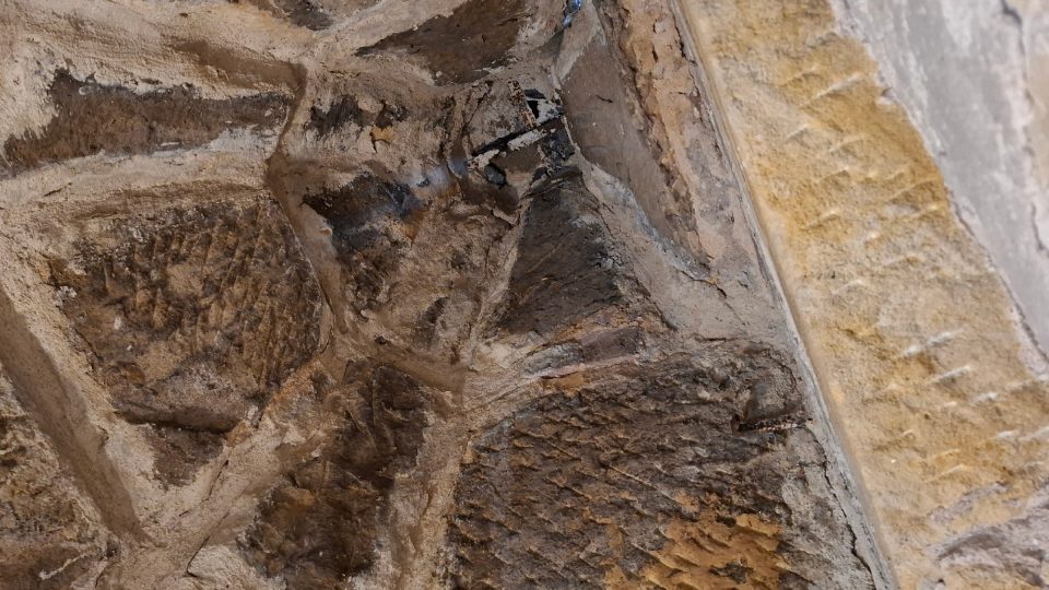 Kamenná helmice přistavěné schodišťové věže