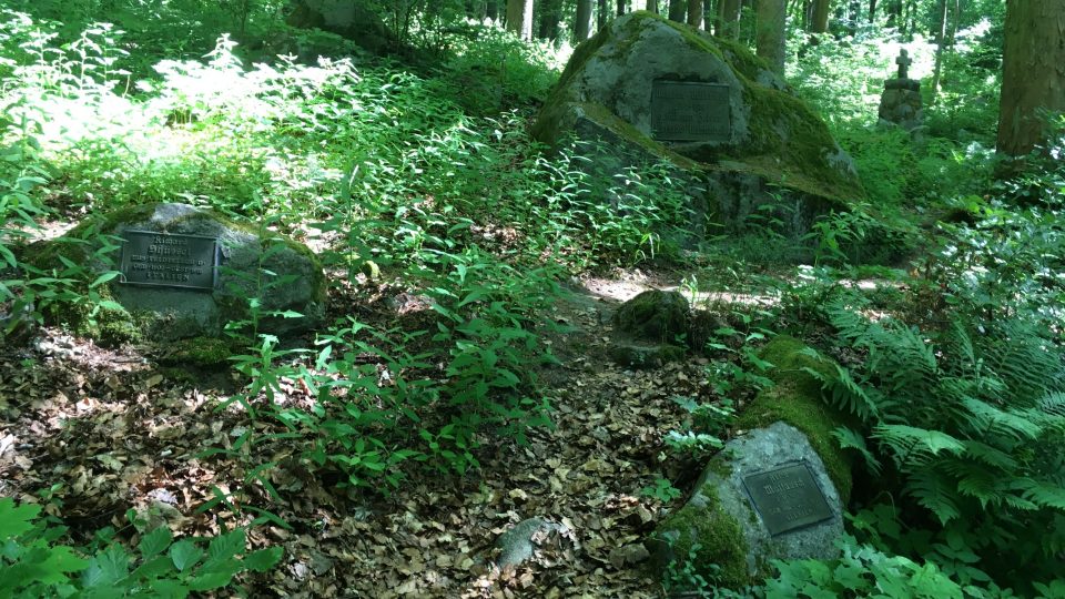 Na kamenech jsou umístěné bronzové cedulky se jmény a místem úmrtí vojáků z 1. světové války