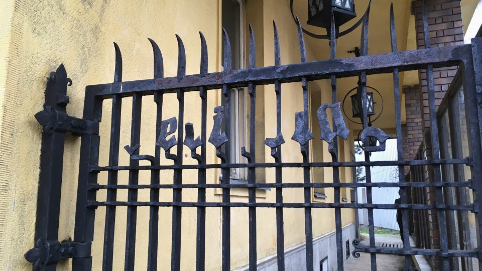 Vila byla pojmenovaná po dceři továrníka Zenkera Felicitas - nápis kdysi zdobil vstupní bránu