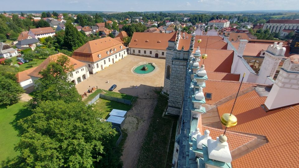 Pohled z věže zámku na historickou kočárovnu, konírnu a jízdárnu