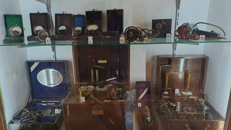 Rodinné muzeum Mlýn Hněvkovice v sobě má i elektroexpozici, ten přístroj zcela vlevo dole znáte určitě z filmových Postřižin