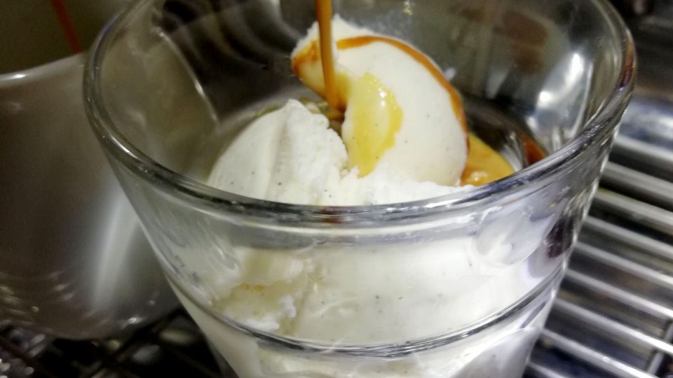 Affogato, vanilková zmrzlina přelitá espressem