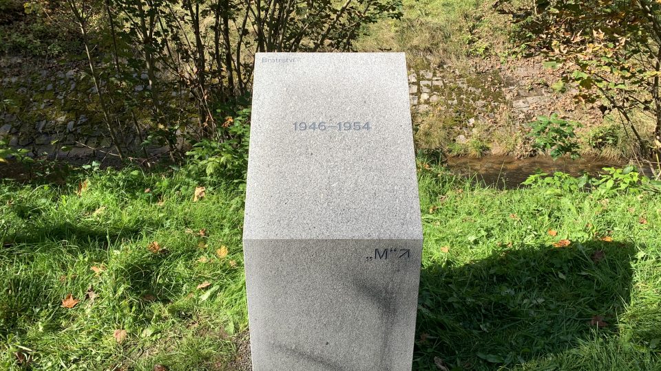 Nový kamenný památník v Jáchymově na Karlovarsku