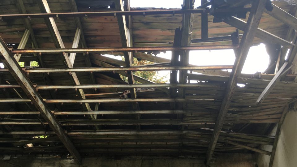 Propadlá střecha řetízkové šatny