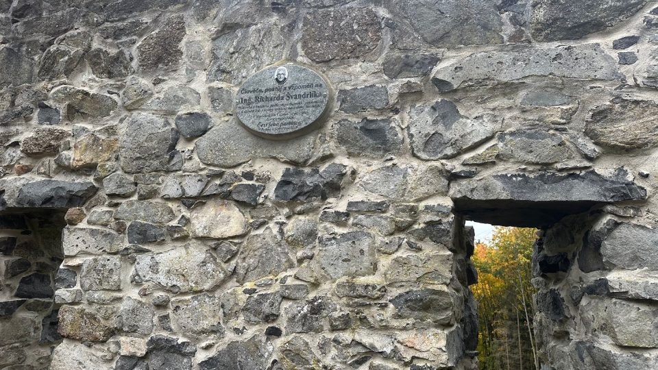 Pamětní deska na rozhledně je věnovaná místnímu historikovi a badateli Richardu Švandrlíkovi | foto: Jana Strejčková, Český rozhlas Pamětní deska na rozhledně je věnovaná místnímu historikovi a badateli Richardu Švandrlíkovi