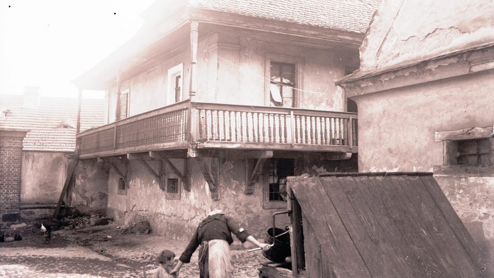 Lobzy – původně barokní čelní objekt usedlosti č. p. 1/5 na Rolnickém náměstí s dochovanými pozdně středověkými stavebními prvky v přízemí a přilehlými klasicistními chlévy (fotografie z roku 1923)