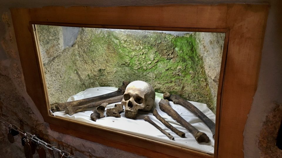 V románské kapli jsou vystavené ostatky ženy, která na hradě zemřela násilnou smrtí
