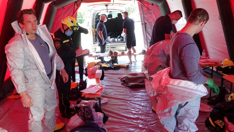 Chebskou nemocnici dezifinkuje jednotka hasičů z Ostravy vybavená speciálním přístrojem