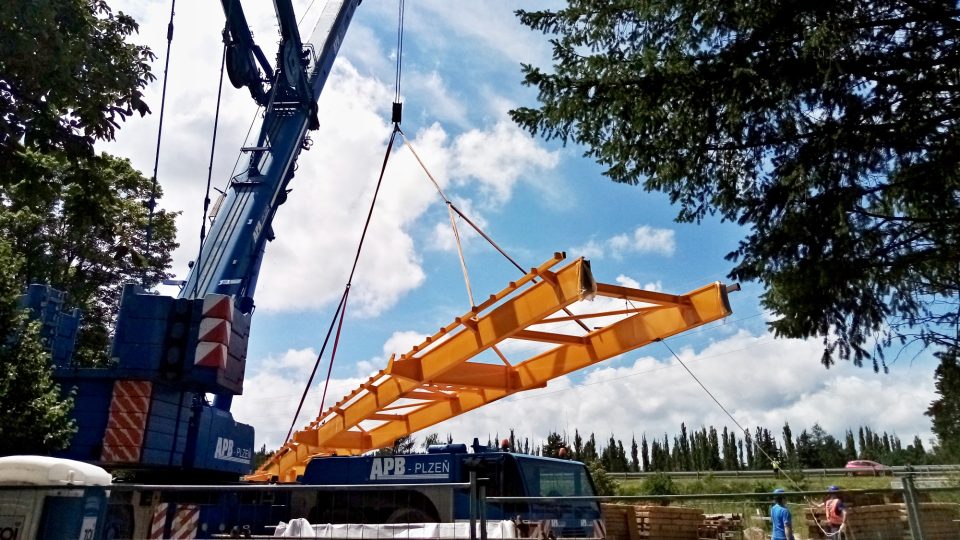 Nová Krejcarová lávka v Sokolově má usazenou první mostovku