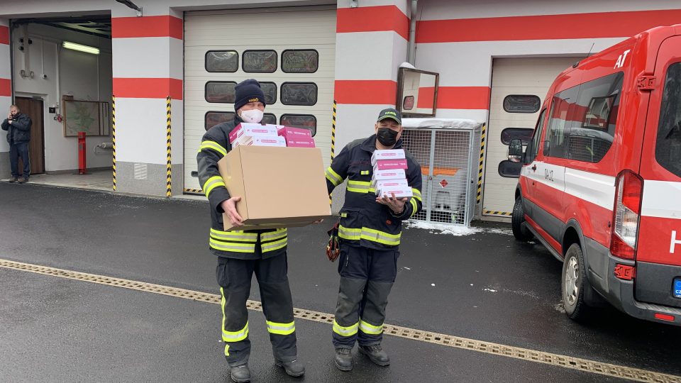 Dobrovolní hasiči v Karlovarském kraji dostali respirátory a roušky od neziskové organizace z jižní Moravy