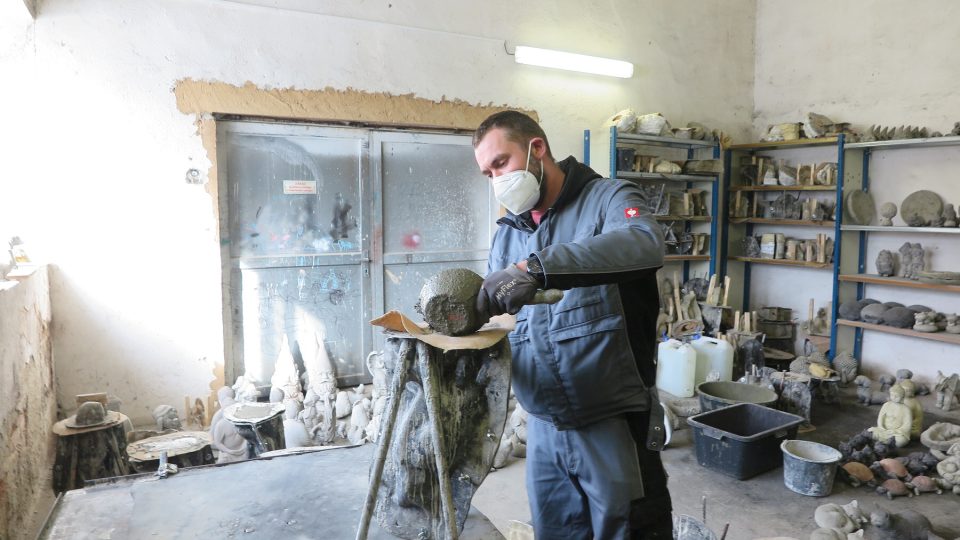 Zdeněk Civín dělá sochy z betonu
