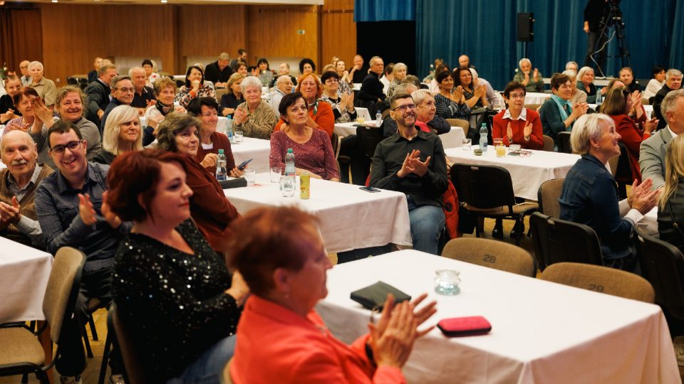 Plný sál šumperského divadla v netradičním zasedacím pořádku