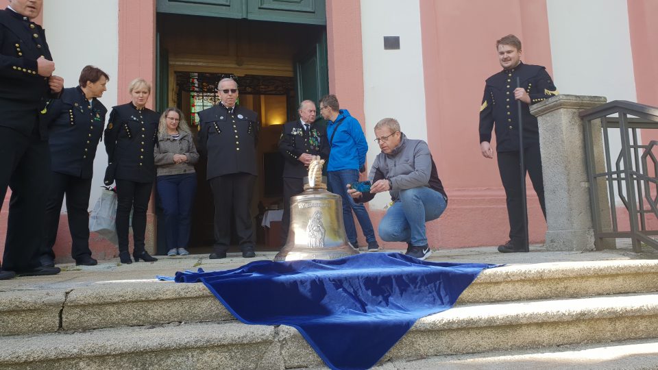 Horníci v Chodově představili nový zvon pro kostel svatého Vavřince