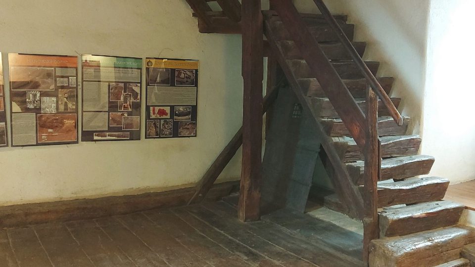 Původní schodiště vede k ochozu přes tři patra