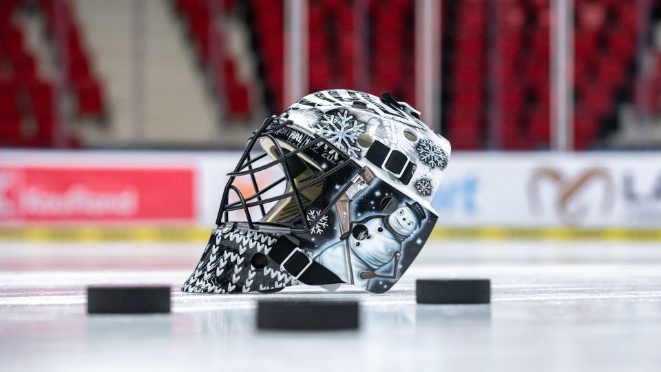 Aukce masky Dominika Frodla z Klingenthalu pomůže nemocné dceři karlovarské hokejistky