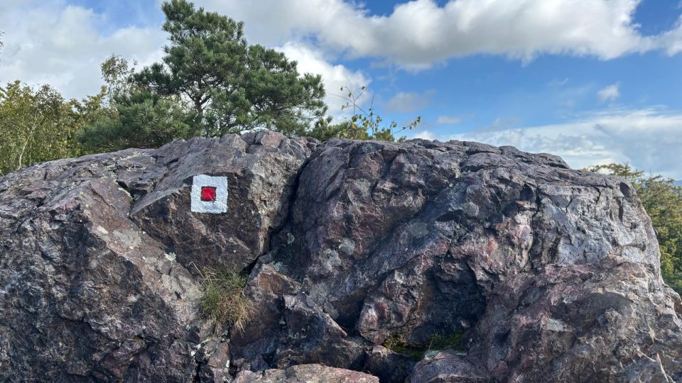 Na vrchol Čertovy skály vedou přírodou vytesané schody