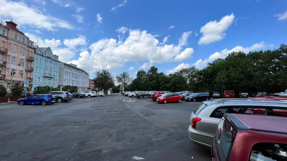Parkoviště ve Varšavské ulici v Karlových Varech