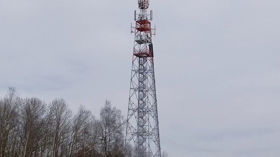 Rozhledna se tyčí nad obcí Bernartice