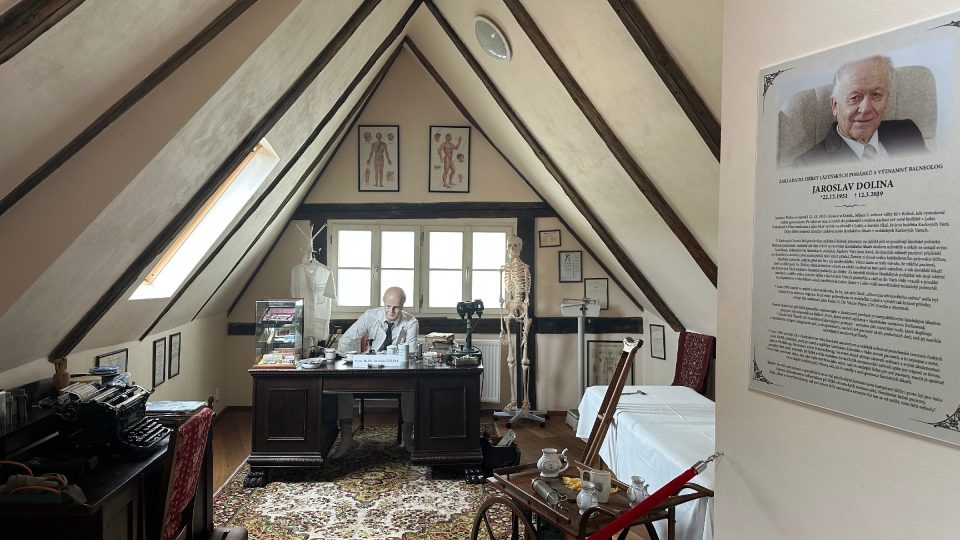 Nejvyšší patro muzea patří zakladateli sbírky, karlovarskému balneologovi MUDr. Jaroslavu Dolinovi | foto: Jana Strejčková, Český rozhlas Nejvyšší patro muzea patří zakladateli sbírky, karlovarskému balneologovi MUDr. Jaroslavu Dolinovi