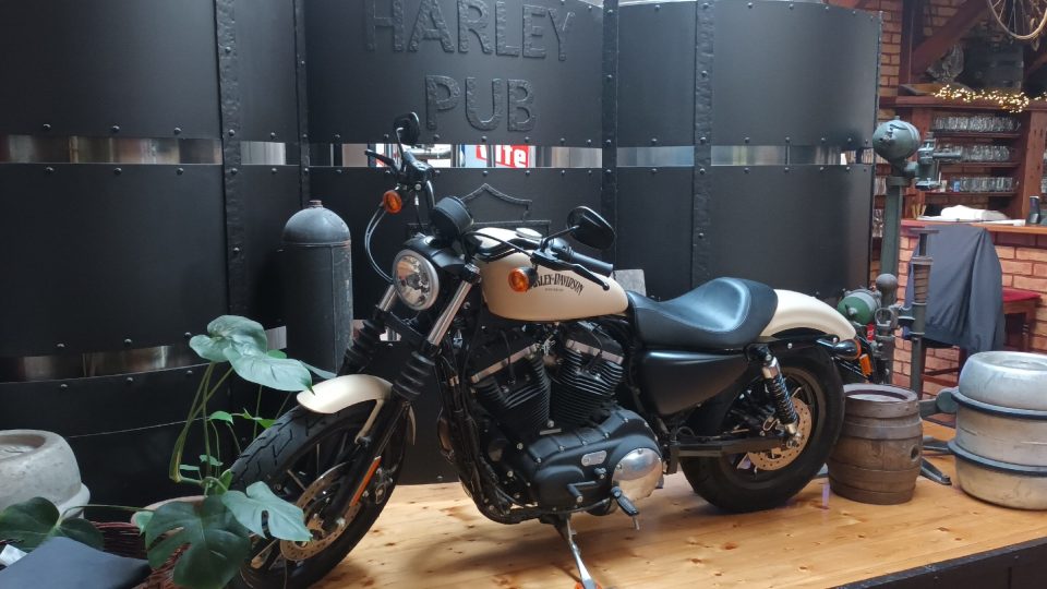 Motorky zdobí i přilehlou restauraci, která k muzeu patří
