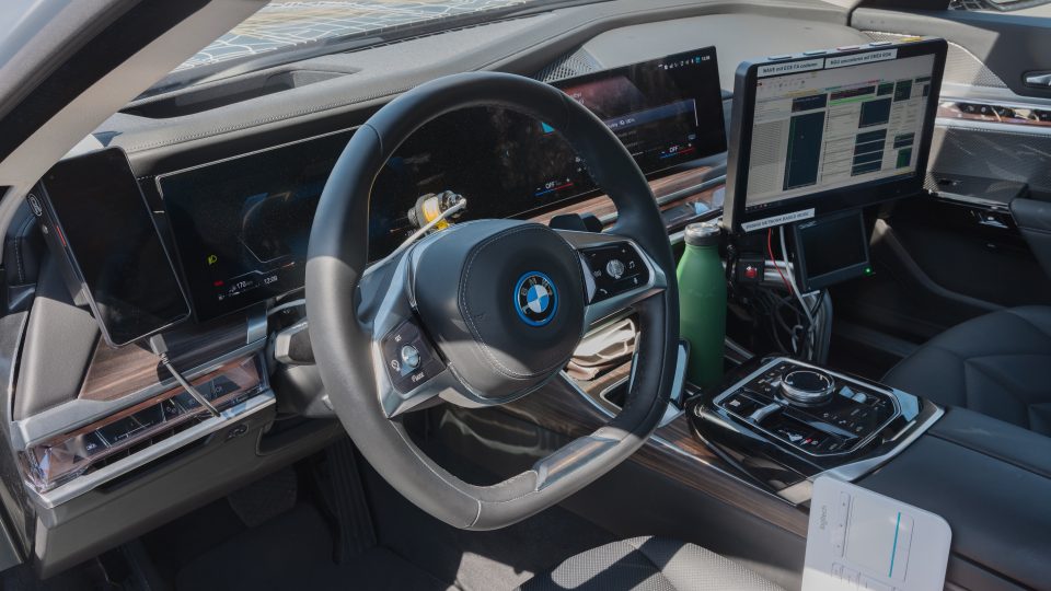 BMW uvedlo do zkušebního provozu polygon u Sokolova. Testuje tam samořidicí systémy aut