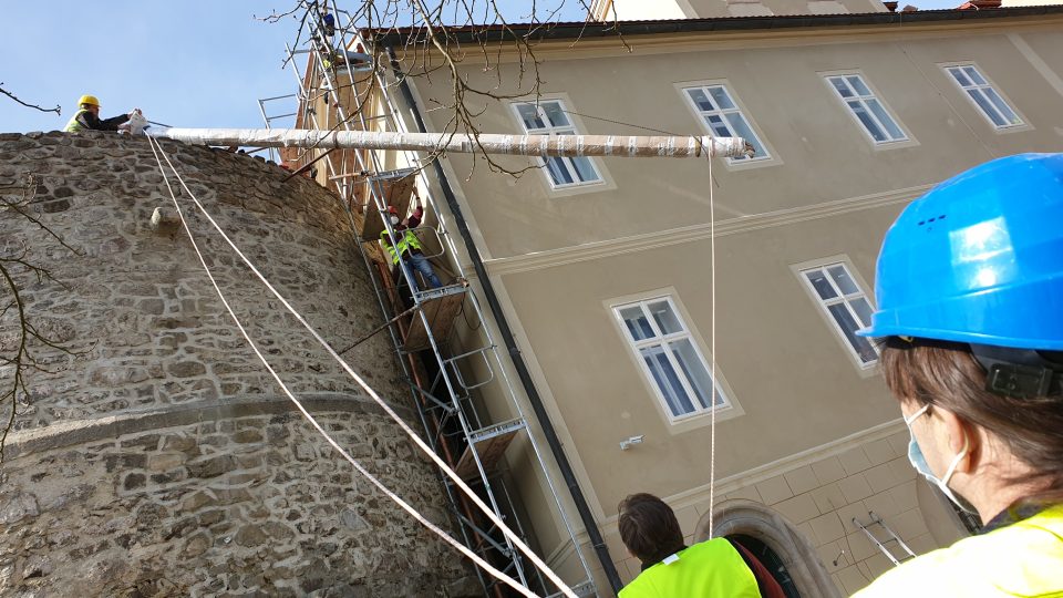 Nad hradem Bečov pokračuje instalace nového vlajkového stožáru