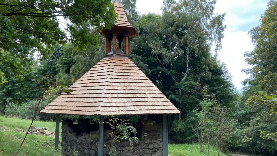 Obnovená kaplička je jedinou stavbou připomínající osadu Popov