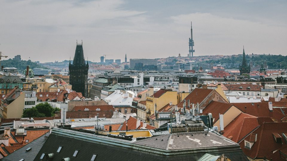 Pohled na Staré a Nové Město. V popředí dvě výrazné gotické věže – vlevo Prašná brána, vpravo Jindřišská věž. Na horizontu je Žižkovský televizní vysílač